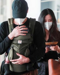 39岁李光洁当爸 一家三口首露面画面十分养眼有爱