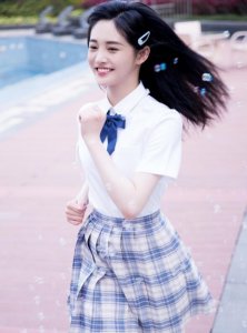 周洁琼穿制服装拍美照 开心摆pose少女感十足