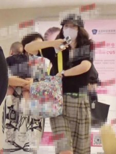 章子怡带儿子去医院 一身学生装扮腰瘦腿长恢复非常好