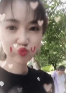 马蓉晒视频享受生活 对镜嘟嘴卖萌少女感满满