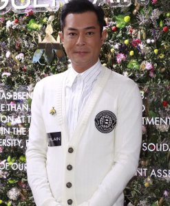 古天乐穿白色西装亮相 对镜微笑尽显绅士范儿