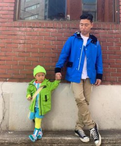 姜gary晒与儿子合照 父子俩时尚穿搭潮范儿十足