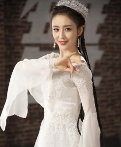 佟丽娅穿白裙翩翩起舞 舞姿优美犹如仙女下凡