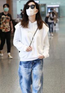 佘诗曼穿吊裆裤现身 装扮嘻哈又减龄气场十足