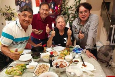 谭咏麟与好友聚餐 洪金宝对镜比耶心情好身体依旧硬朗
