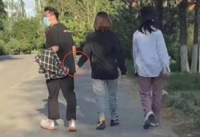 郑恺苗苗牵手逛公园 防护妥当举止之间尽显亲密