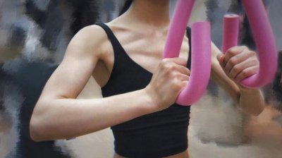 赵丽颖晒健身照 手握健身器材展示肌肉线条又A又飒