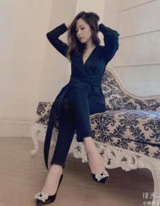 侯佩岑绿洲晒美照 穿蓝黑色深V上衣知性优雅