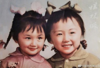 杨钰莹晒童年旧照 眼睛大大的歪嘴笑搞怪逗趣