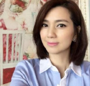洪欣生图被晒出 皮肤白皙没有皱纹状态非常好