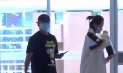 苗苗现身妇产医院 挽着郑恺行走缓慢疑证实怀孕