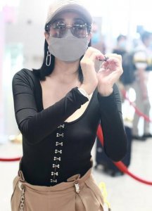 49岁钟丽缇穿紧身衣秀舞蹈 大秀傲人身材性感诱人