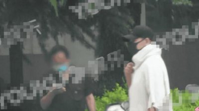 48岁赵文卓闯红灯 一路低头看手机处境十分危险