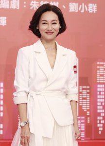 60岁惠英红近照曝光 穿白衣配白裙优雅迷人