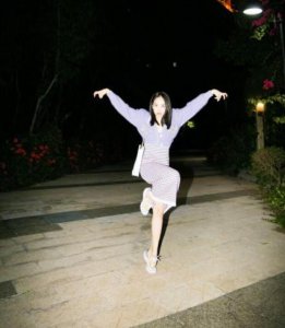 宋茜夏夜街拍 画风突变姿势超多超沙雕