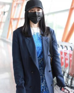 秦岚穿印花裙优雅迷人 举手投足间尽显女神气息