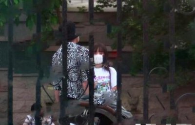贾乃亮李小璐穿同款 互动频繁引发不少网友猜测
