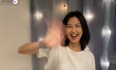 孙燕姿出道20周年直播 一身随性装扮尽显懒惰感