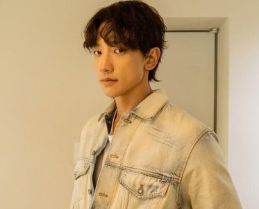 Rain减重十公斤后晒近照 瘦到下颌骨线条明显十足