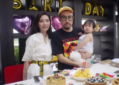 热狗女友宣布怀二胎 女友曾吐槽每天在折磨中度过