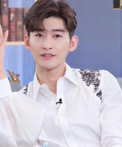 张翰现身刘涛直播间 产品上线即抢空带货能力MAX