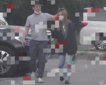 李亚鹏接女儿回家 14岁李嫣打扮时尚尽显明星气质