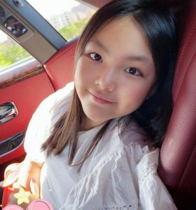李湘晒女儿车内萌照 留着偏分长发对镜微笑尖下巴抢镜