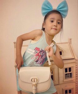贾静雯晒女儿们萌照 与女儿嘟嘴比耶画面太养眼