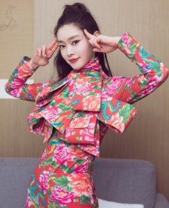 宋轶穿东北花袄走秀 一身紧身打扮尽显前凸后翘好身材