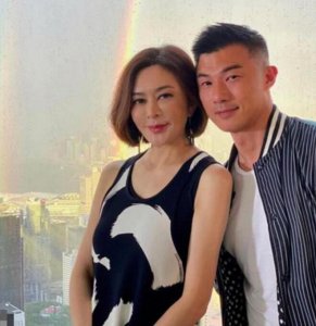 关之琳与年轻男模豪宅合照 两人互相依偎关系亲密十足