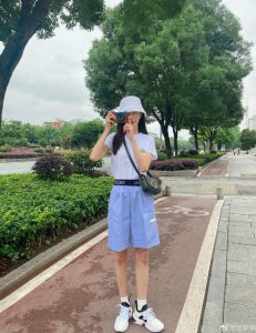 沈梦辰晒美照 白T搭配五分牛仔裤少女感满满