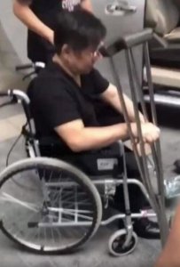 58岁郑智化近照曝光 手拄双拐坐在轮椅上令人担忧