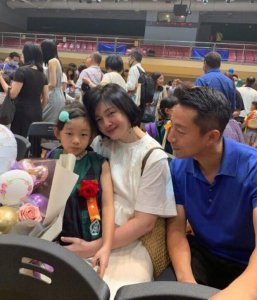 大S参加女儿毕业礼 与汪小菲同框亮相力破婚变谣言