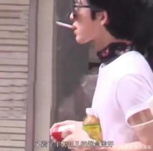 井柏然街头抽烟被拍 边抽烟边玩手机非常惬意随性