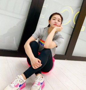 陈妍希晒运动 穿灰底彩虹logo运动短袖元气满满