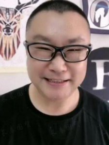 51岁尹相杰复出 身材发福严重笑容灿烂状态好