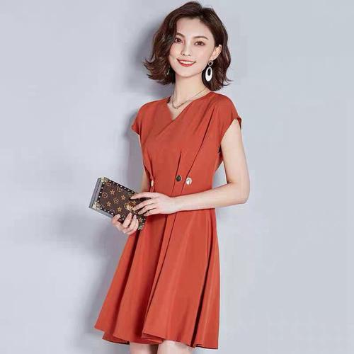 二,适合肩膀宽的衣服