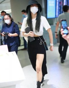 程潇穿开叉裙 穿打结T恤秒变露脐装解锁新时尚