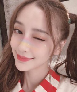 杨颖晒双马尾自拍 做出各种可爱表情少女感满满