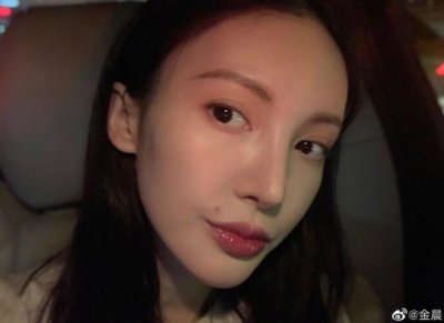 金晨撞脸吴昕 面对镜头嘟嘴皮肤白皙非常精致好看