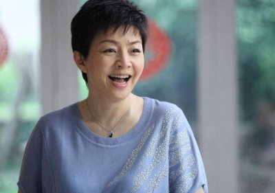 58岁宋丹丹打高尔夫 动作熟练脚踩运动鞋装备齐全