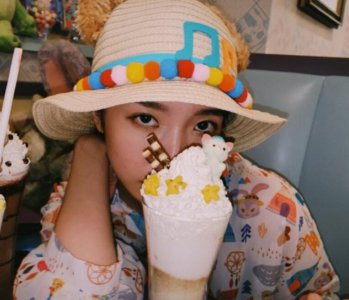 孟美岐草帽搭卡通衬衫 与冰淇淋合影充满夏日风
