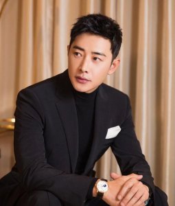 罗晋与助理亲密互动 两人挽手同行全程热聊关系好
