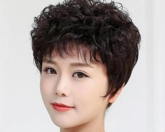 发型对于一个人容貌的影响不言而喻 50岁女人要不要烫发?