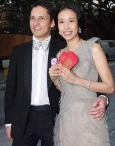 莫文蔚陪老公度假 直言牵手共度时光好好珍惜