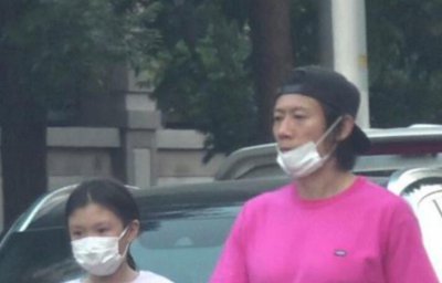 夏雨带女儿逛街 女儿眉目清秀五官精致好看