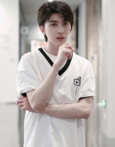 谢娜为蔡徐坤庆生 一声称呼可见私底下关系如何了
