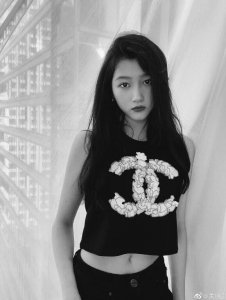 关晓彤秀腹肌 眼神凌厉高贵冷艳美人感尽显
