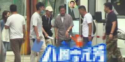 65岁张国立近照显老 走路驼背沧桑明显十足