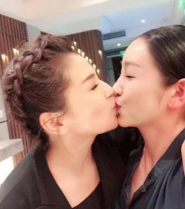 刘涛为秦海璐庆生 晒出两人亲吻照尽显姐妹情深